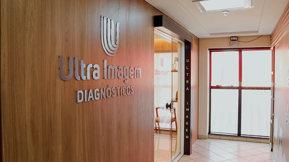 Entrada da Ultra Imagem Diagnósticos com o logo da clínica