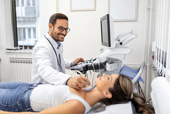 Médico realizando ecografia de tireoide em paciente na Ultra Imagem, Brasília